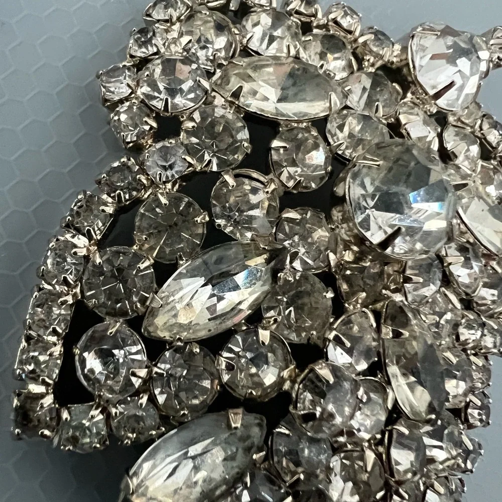 Large Vintage 1950's Leaf Rhinestone Brooch Pin - Picture 2 of 7